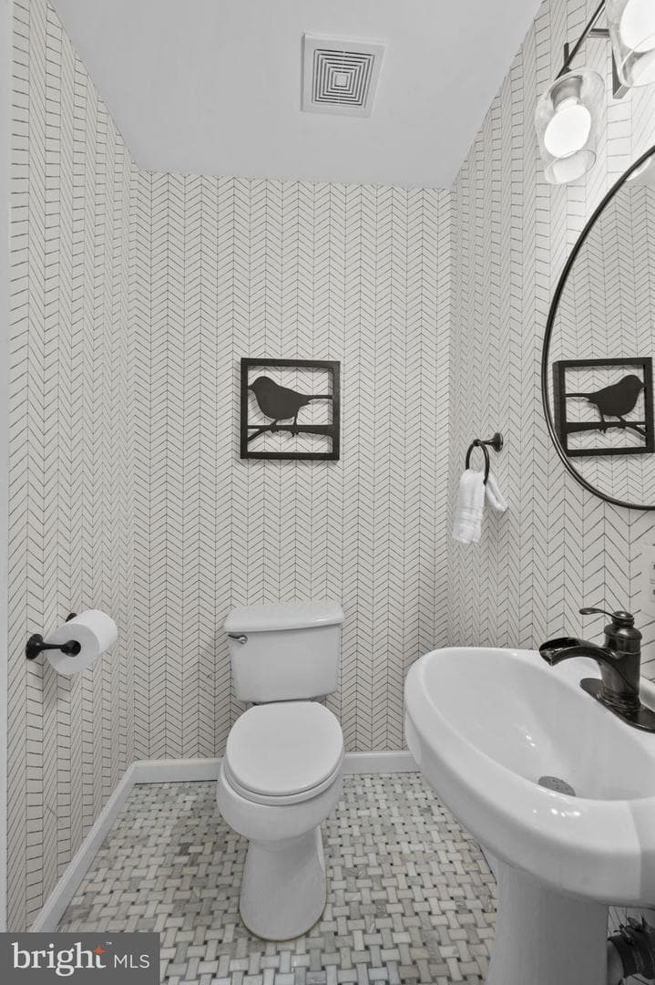 633 Constitution Avenue NE photo 18