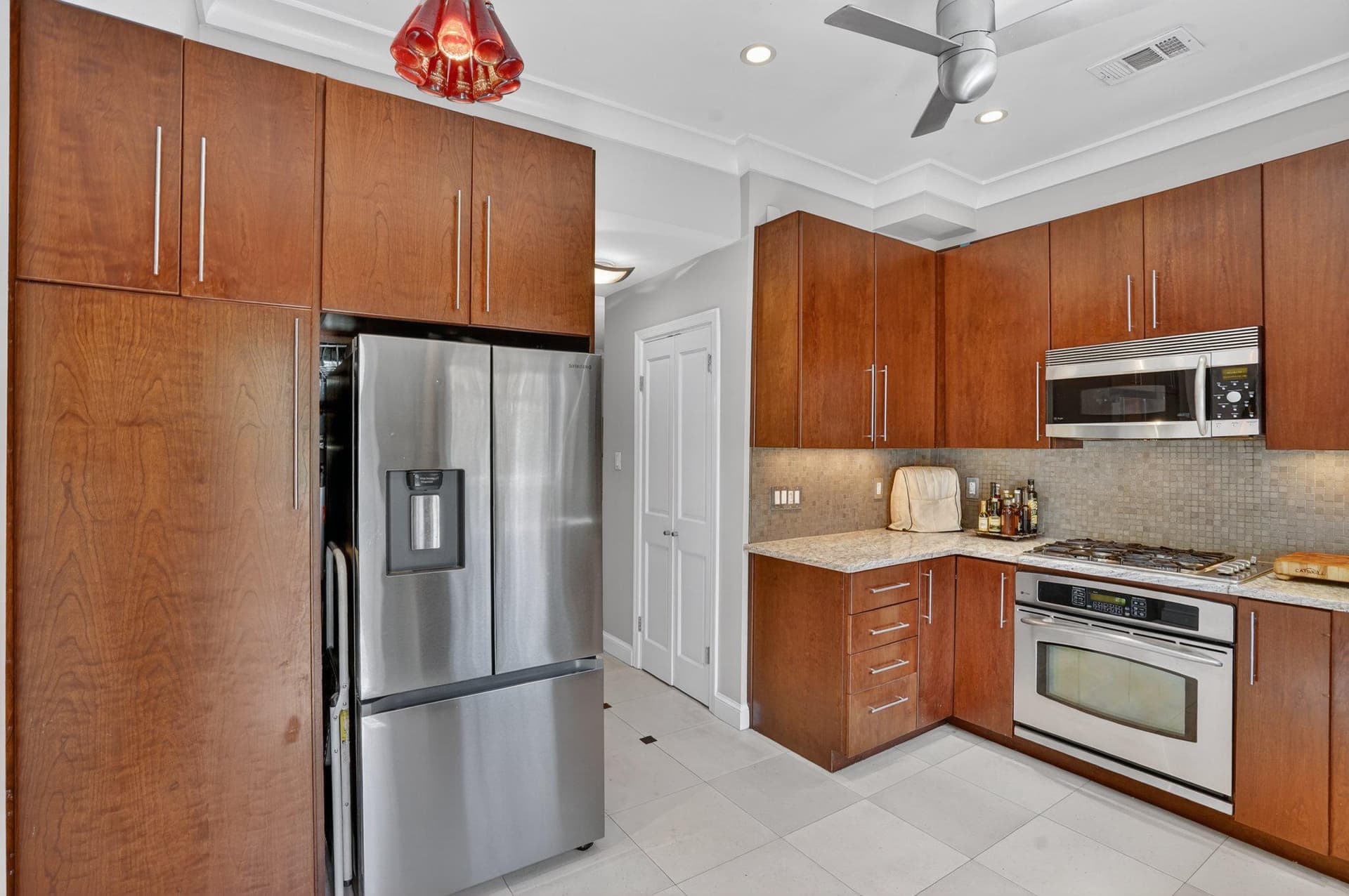 1233 E St SE photo 10