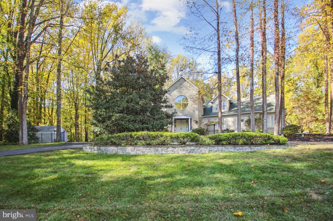 1158 Goldfinch Lane photo 3