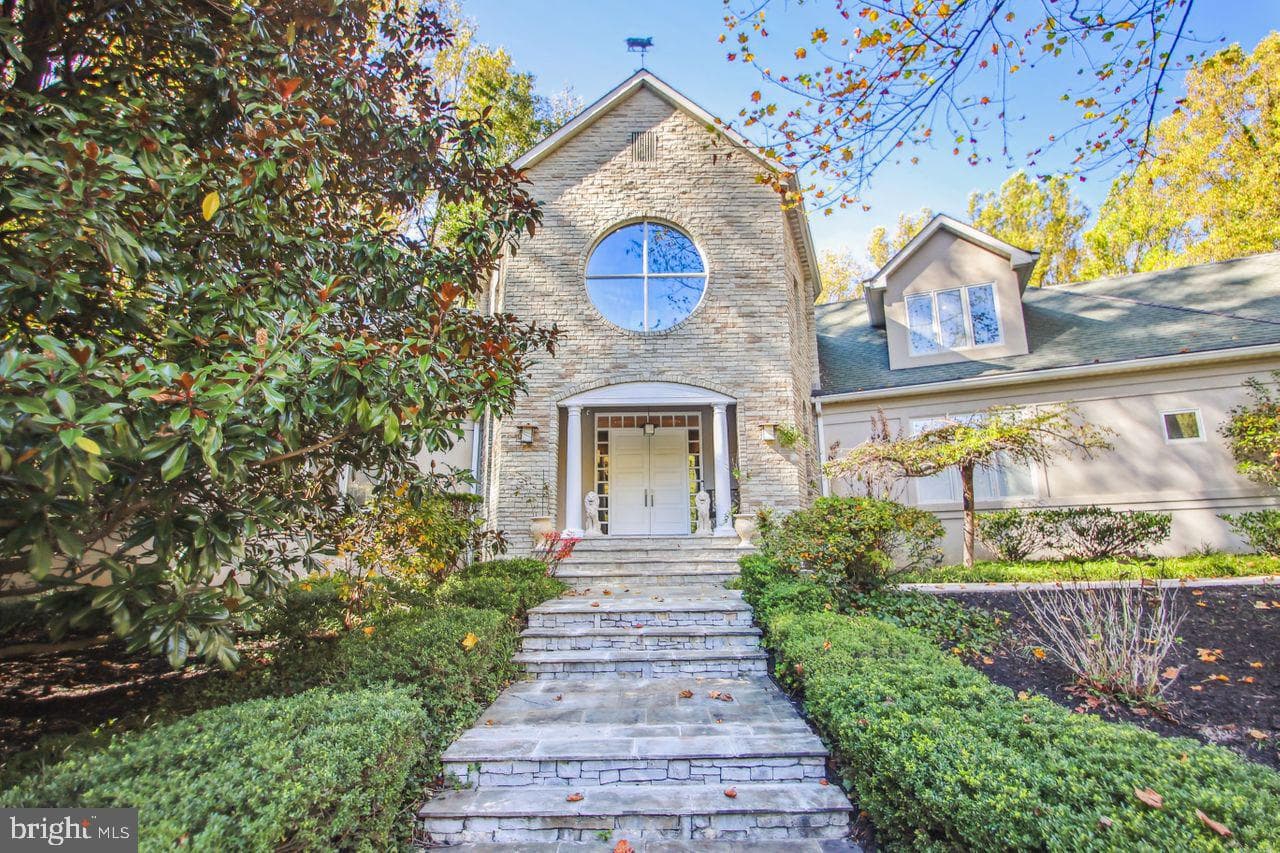 1158 Goldfinch Lane photo 4