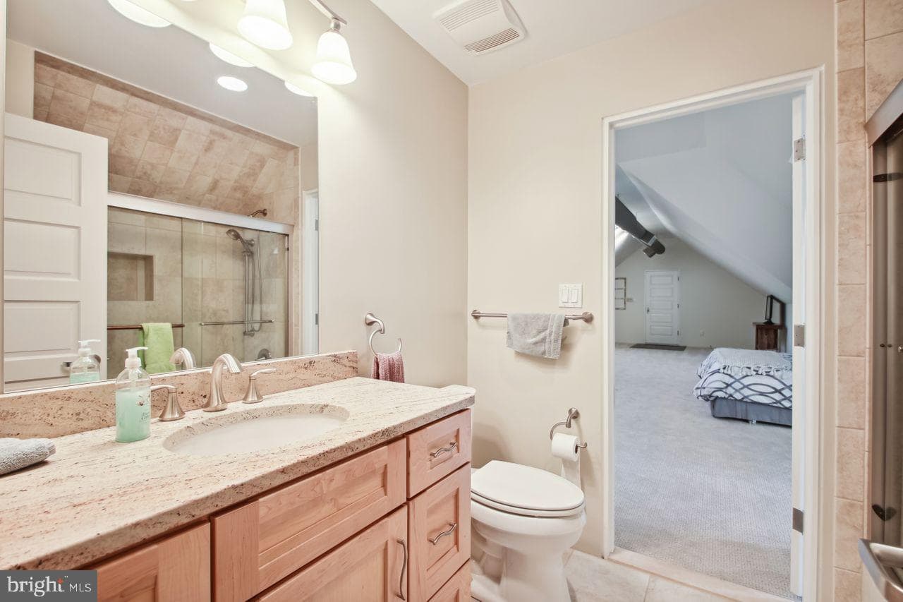 1158 Goldfinch Lane photo 43
