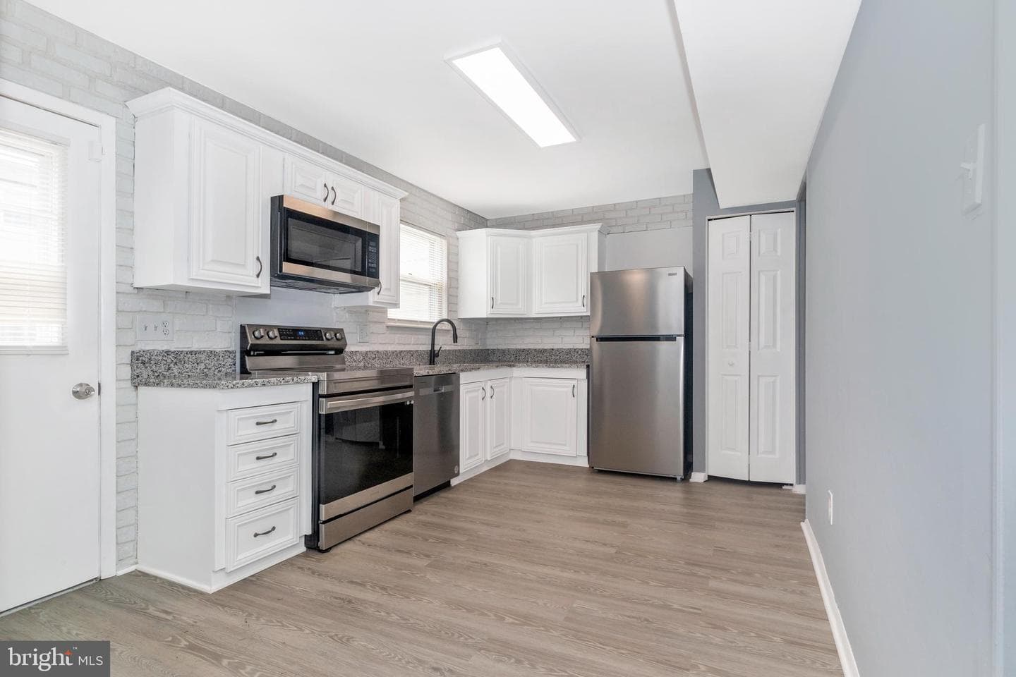 457 Kenilworth Court photo 16
