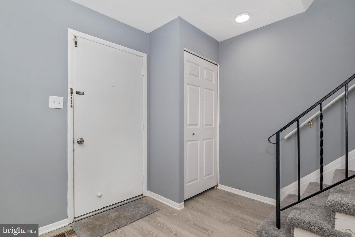 457 Kenilworth Court photo 3