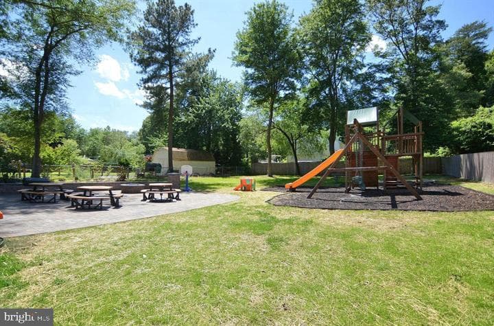 785 Blenheim Court photo 36