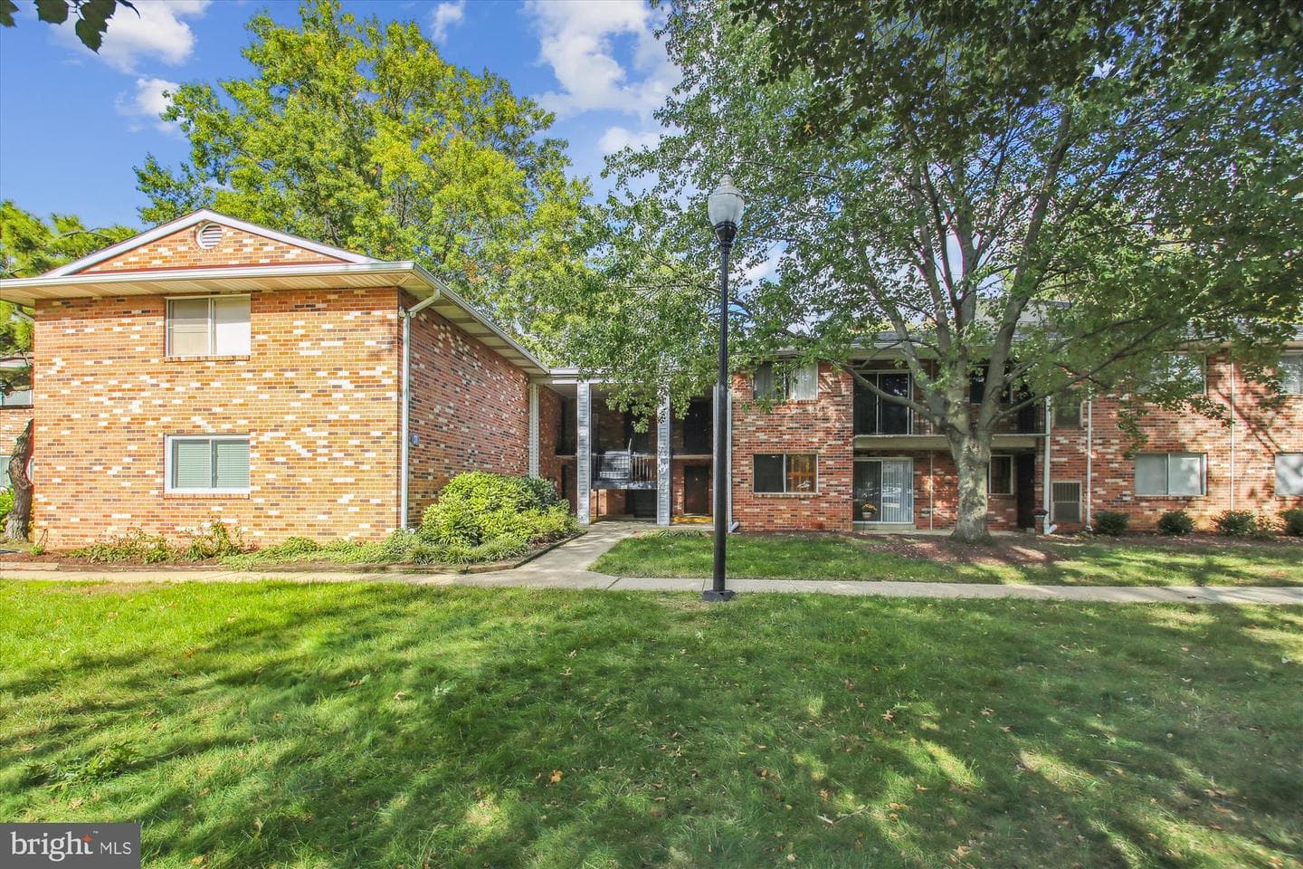 211 Victor Parkway #a photo 2