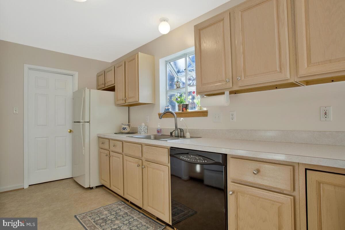 1165 Maple Avenue photo 9