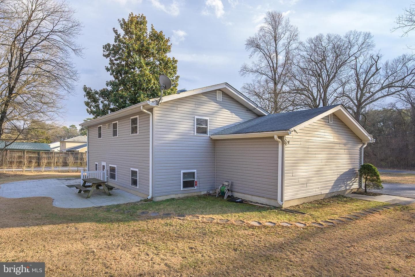858 Stevenson Road photo 2