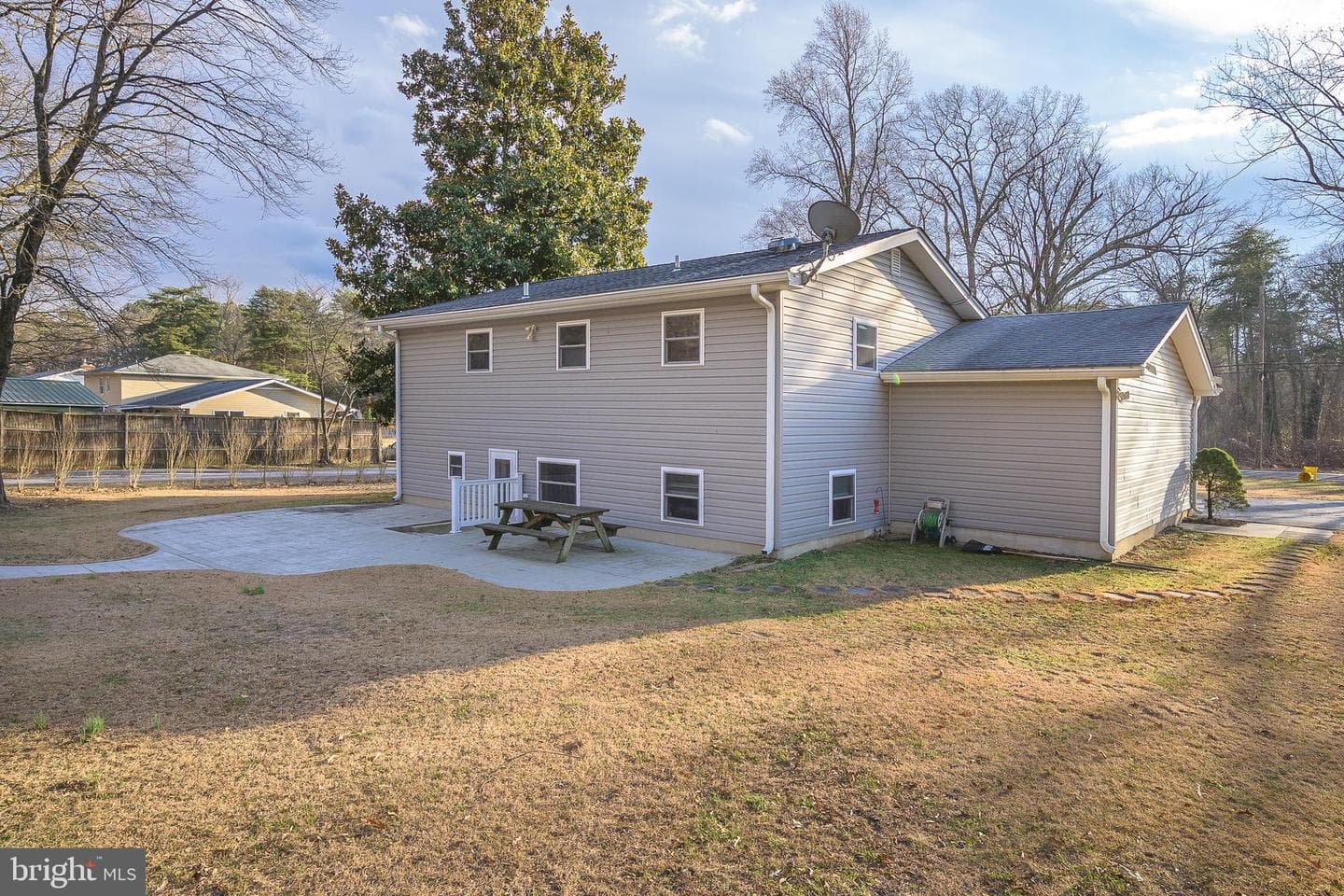 858 Stevenson Road photo 4