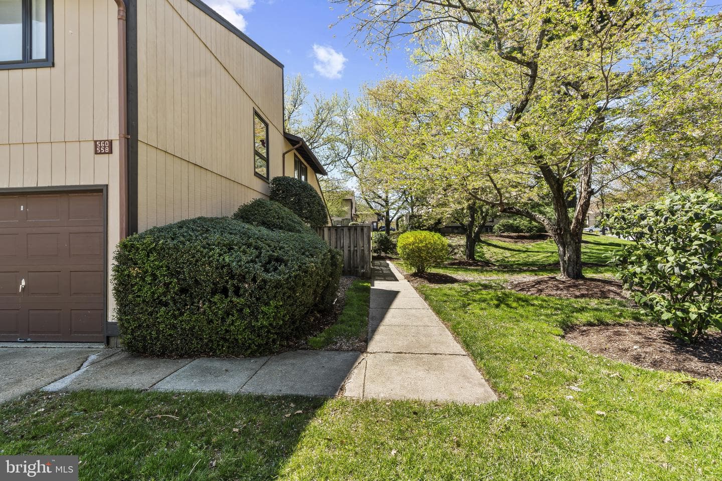 558 West Court photo 2