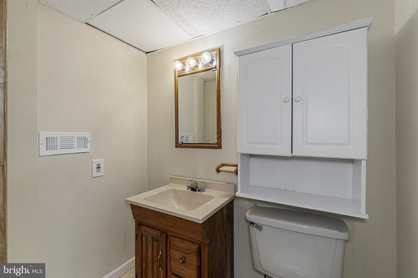 558 West Court photo 23