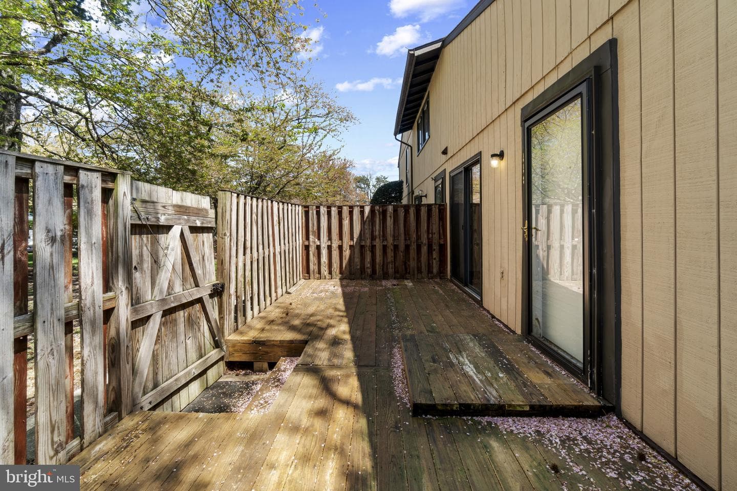 558 West Court photo 25