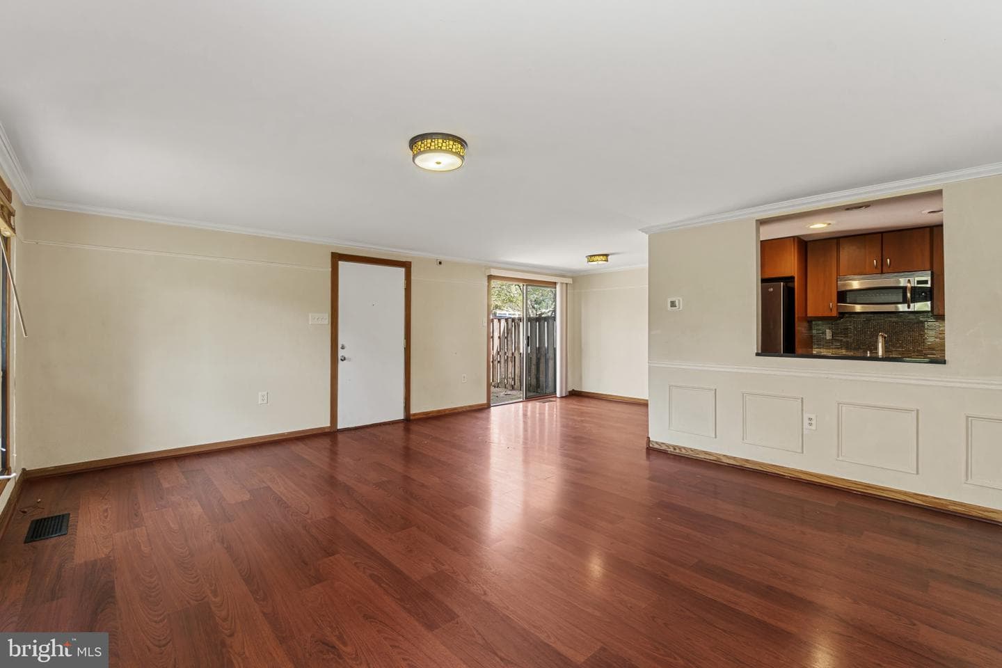 558 West Court photo 6