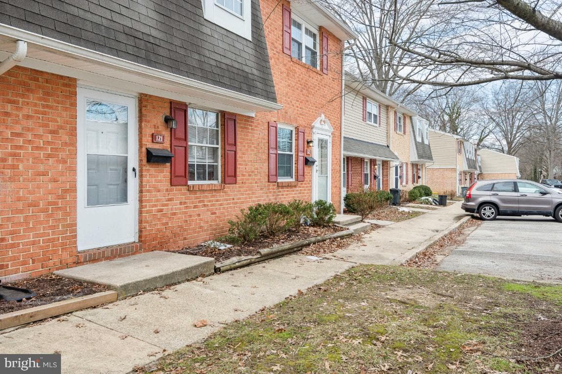121 Merryman Court photo 4