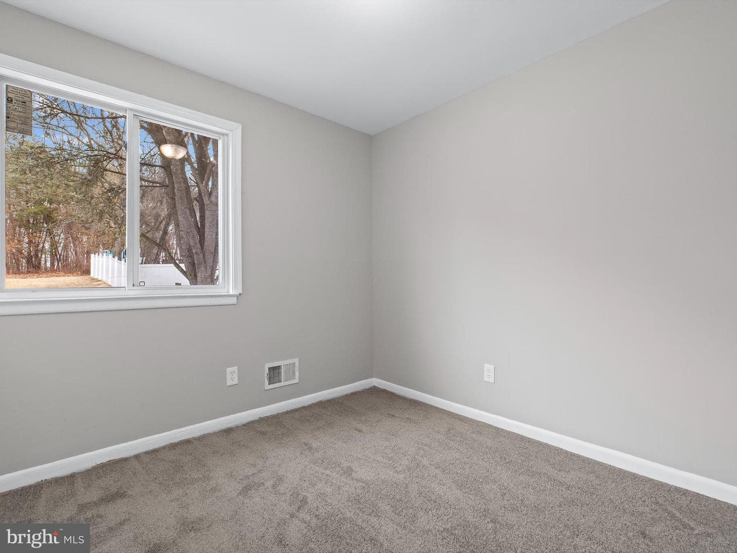 1095 Woodlawn Avenue photo 13