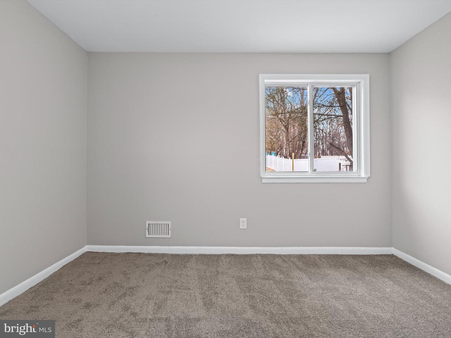 1095 Woodlawn Avenue photo 16