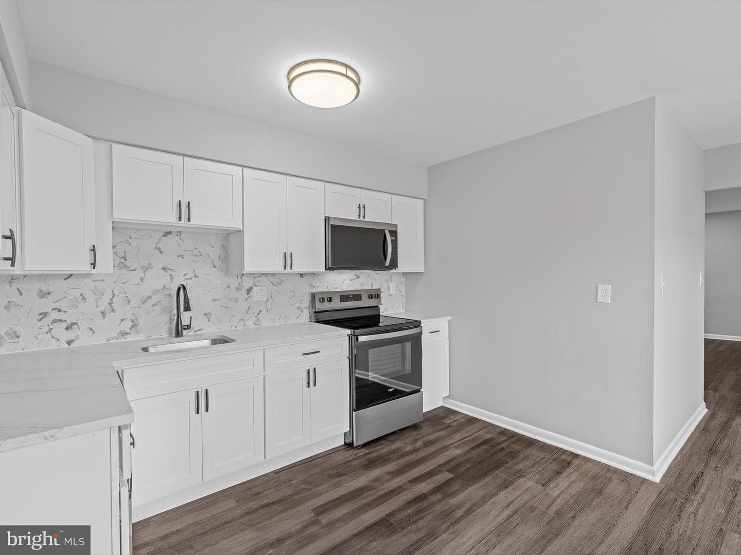 1095 Woodlawn Avenue photo 4