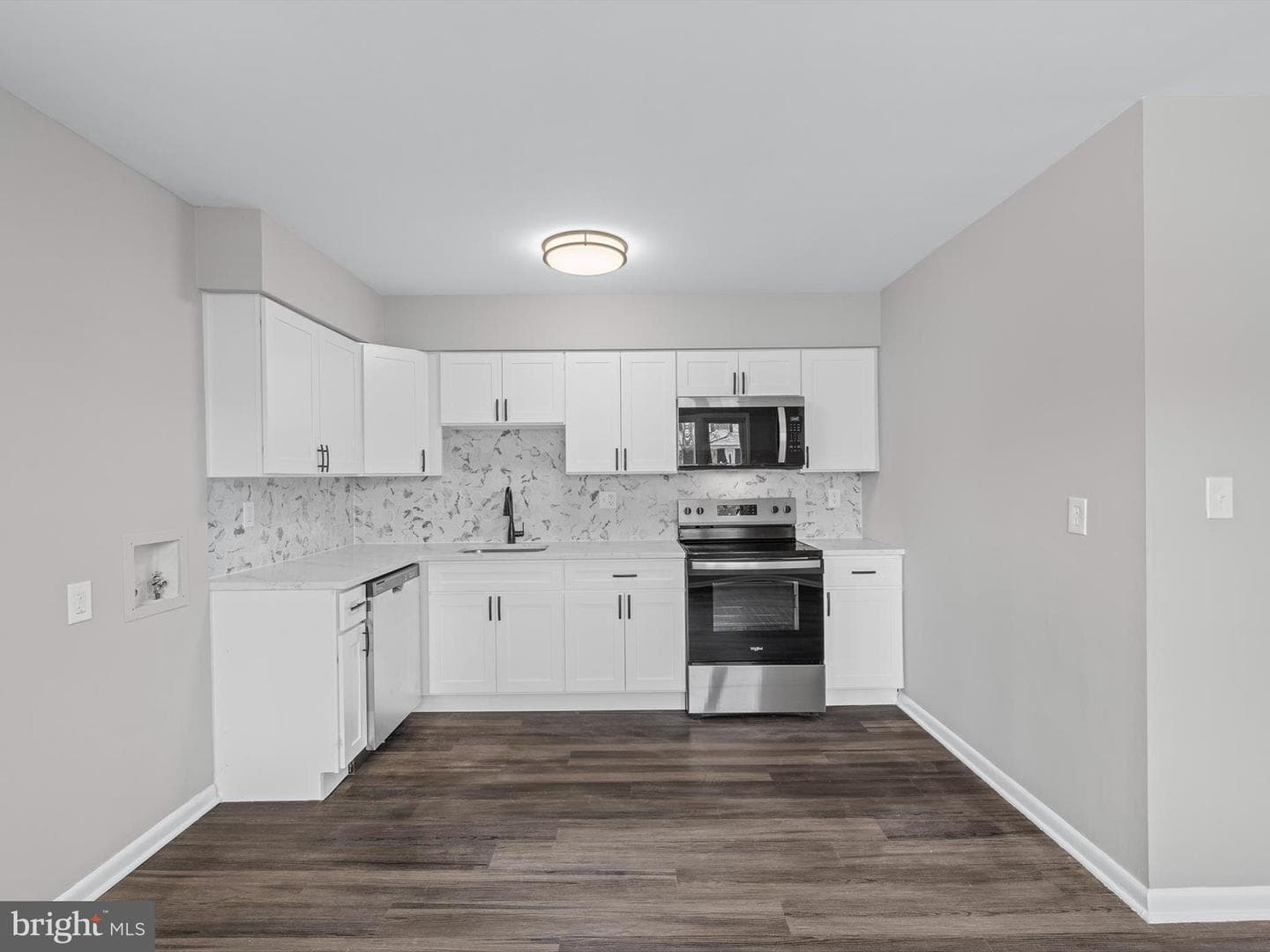 1095 Woodlawn Avenue photo 5