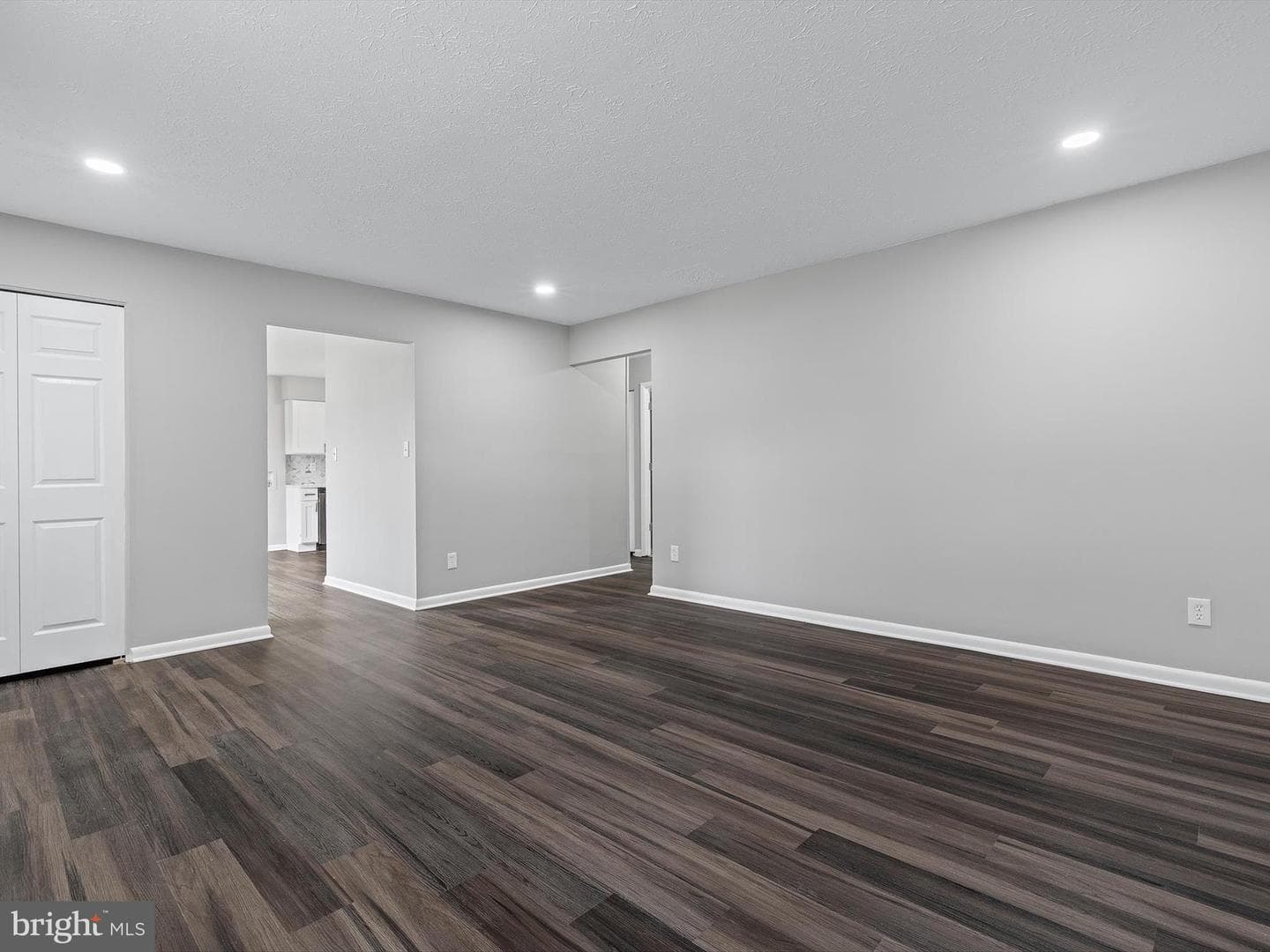 1095 Woodlawn Avenue photo 8