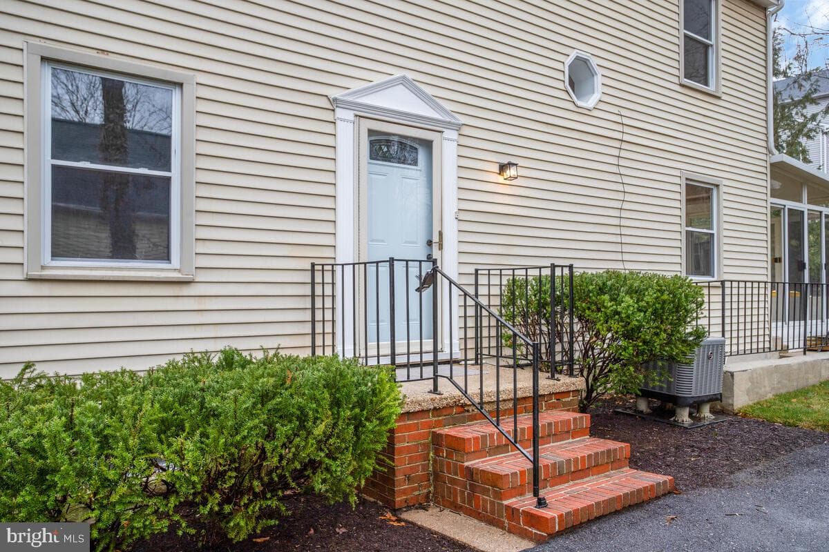 90 Stratford Drive photo 2