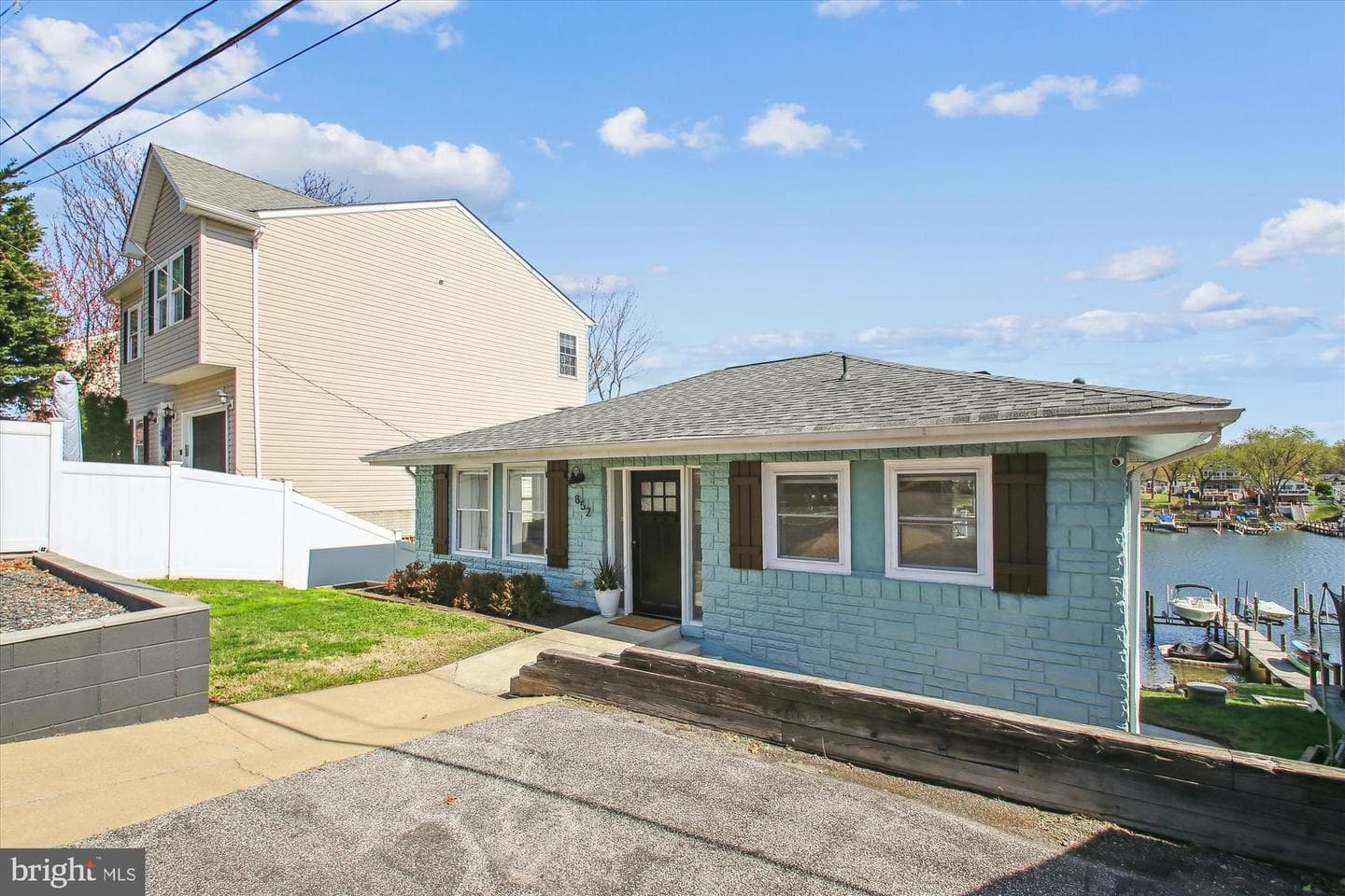 852 N Shore Drive photo 2