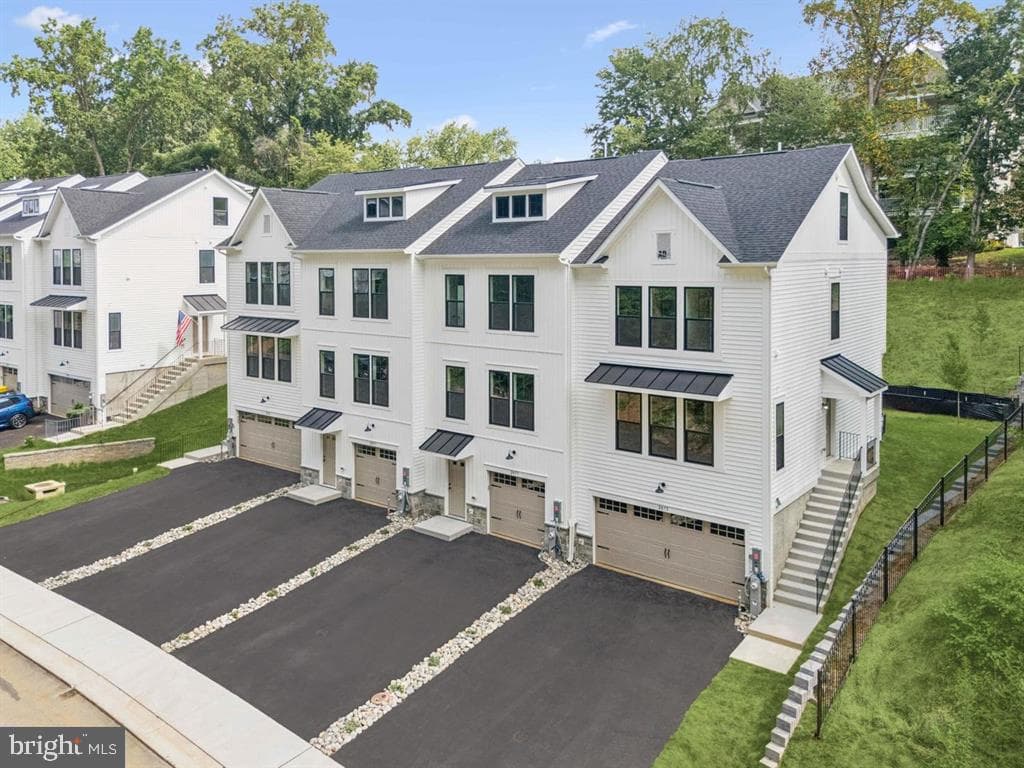 2071 Old Admiral Court photo 4