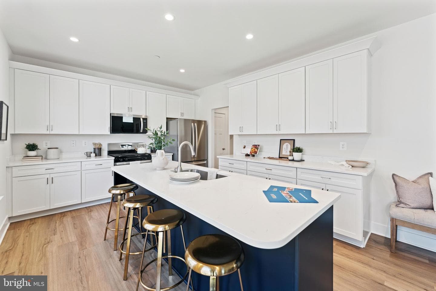 118 Overlea Drive E photo 2