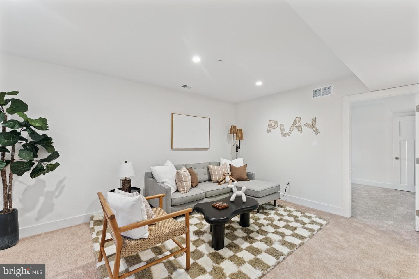 118 Overlea Drive E photo 31