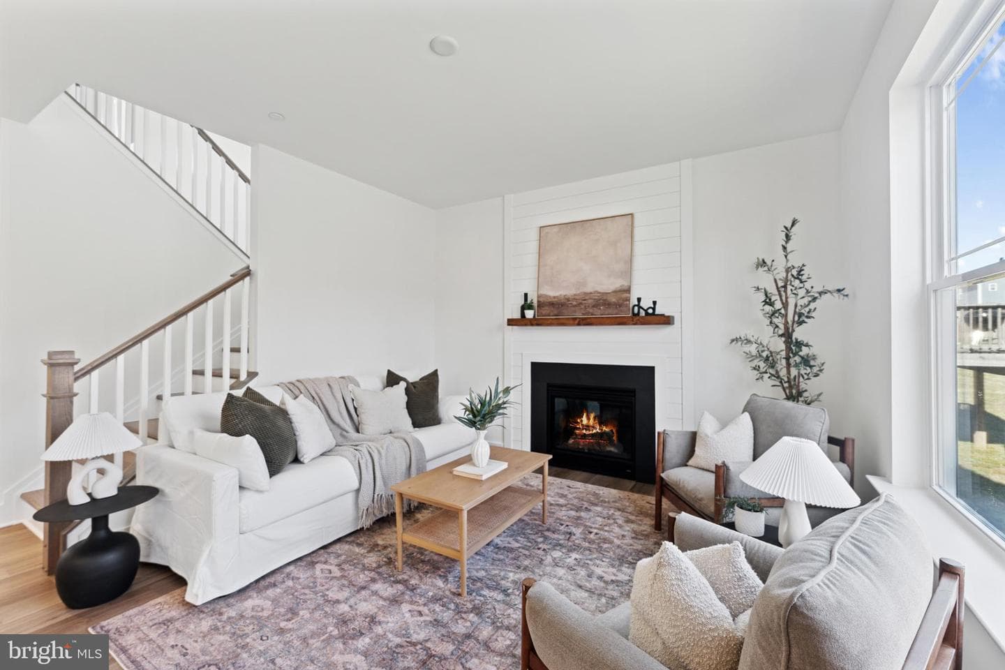 118 Overlea Drive E photo 4