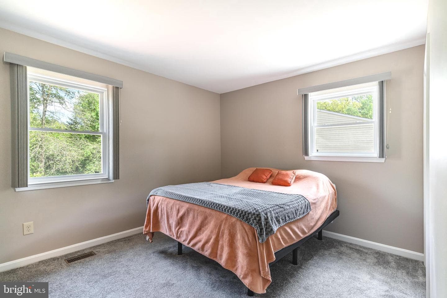 7103 Avesbury Lane photo 28