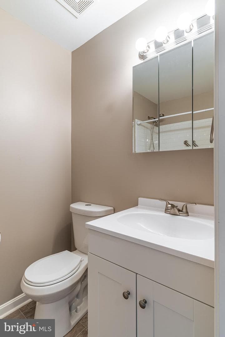 7103 Avesbury Lane photo 32