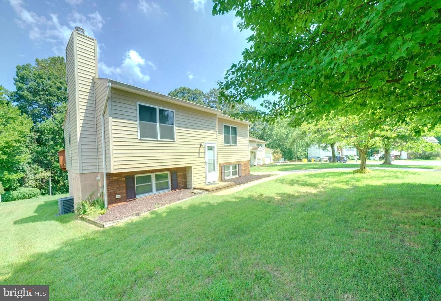 7103 Avesbury Lane photo 8