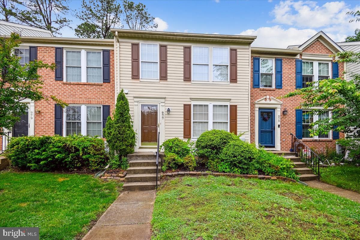 977 Chestnut Manor Court photo 3
