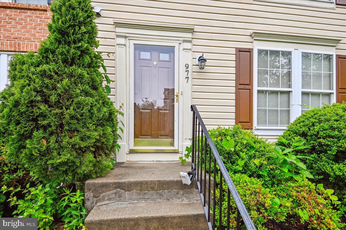 977 Chestnut Manor Court photo 5