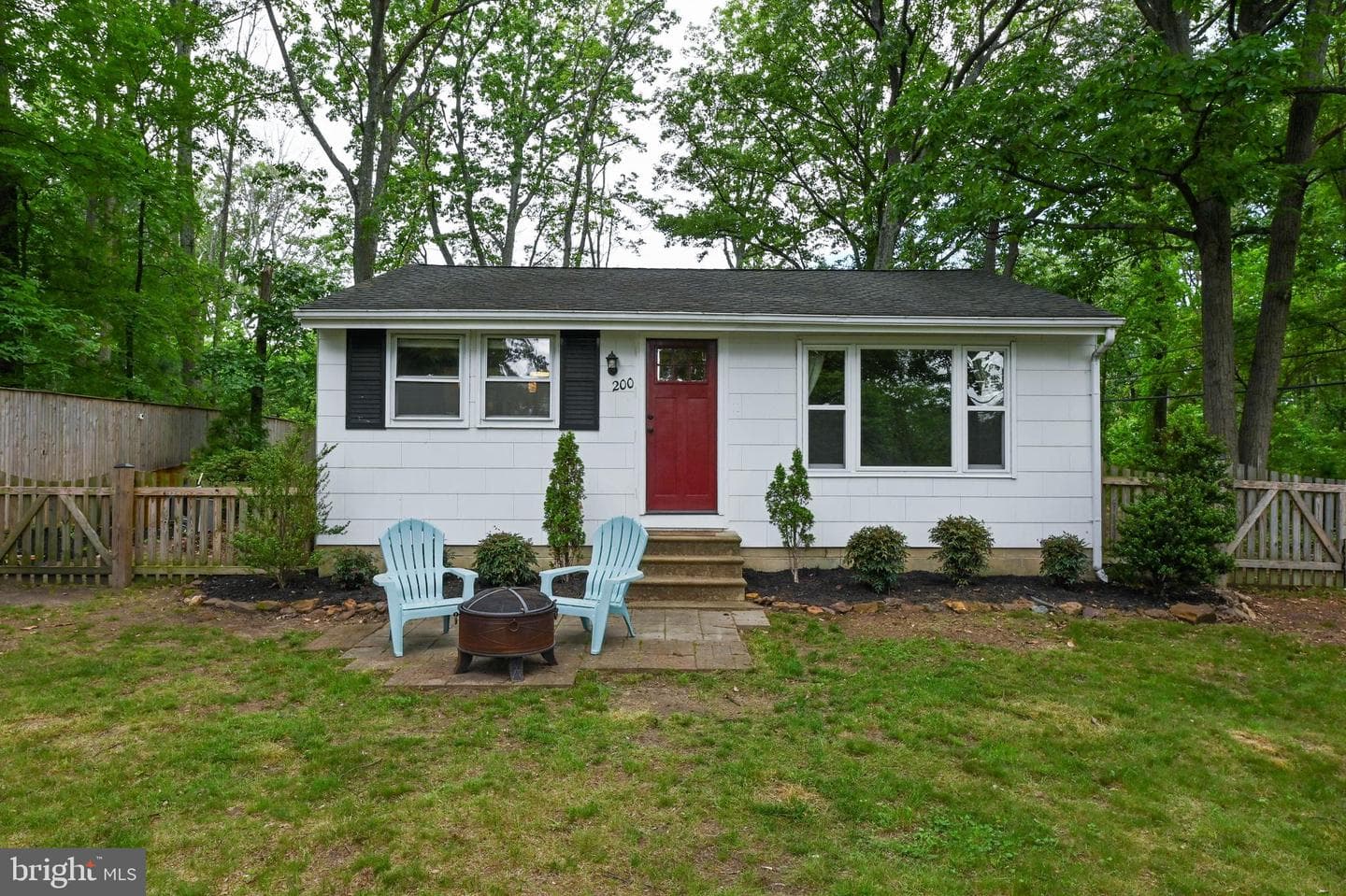 200 Southwood Road photo 1