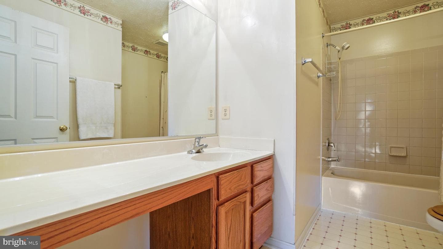2710 Strongs Court photo 27