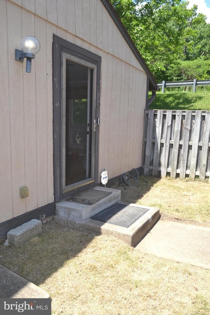 470 West Court photo 12
