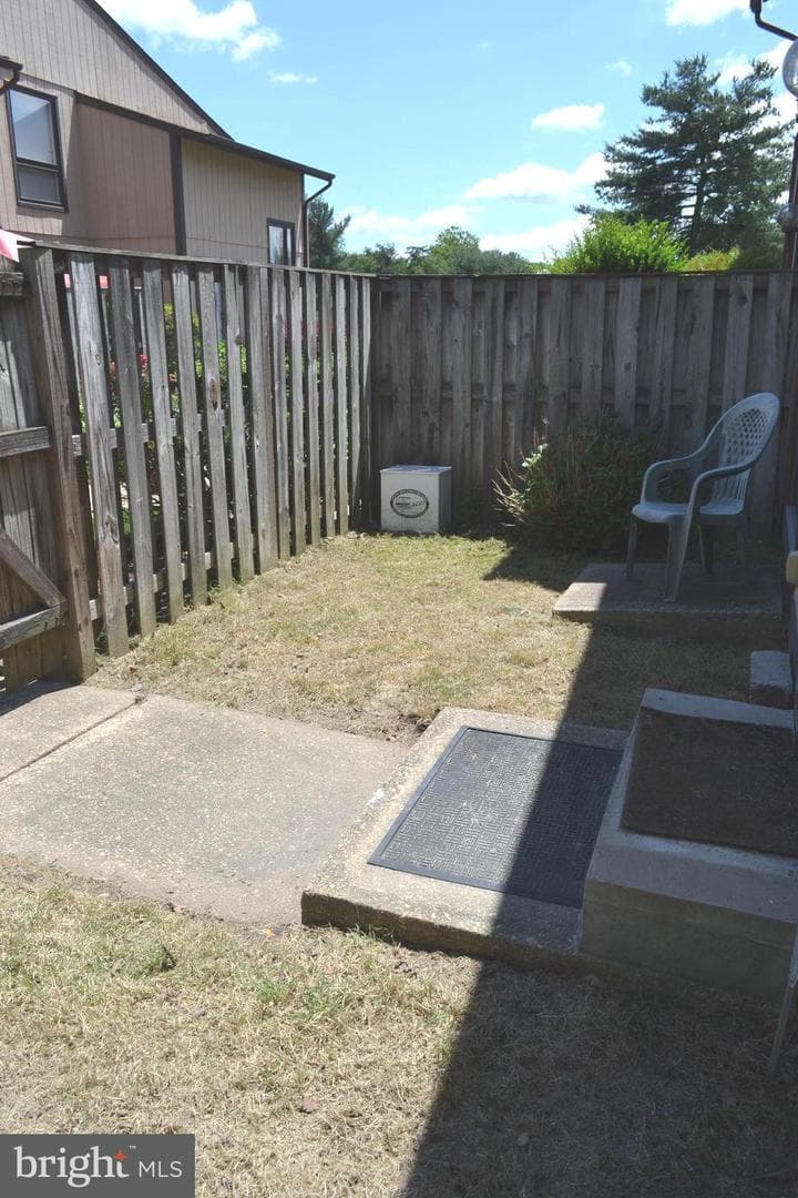 470 West Court photo 13