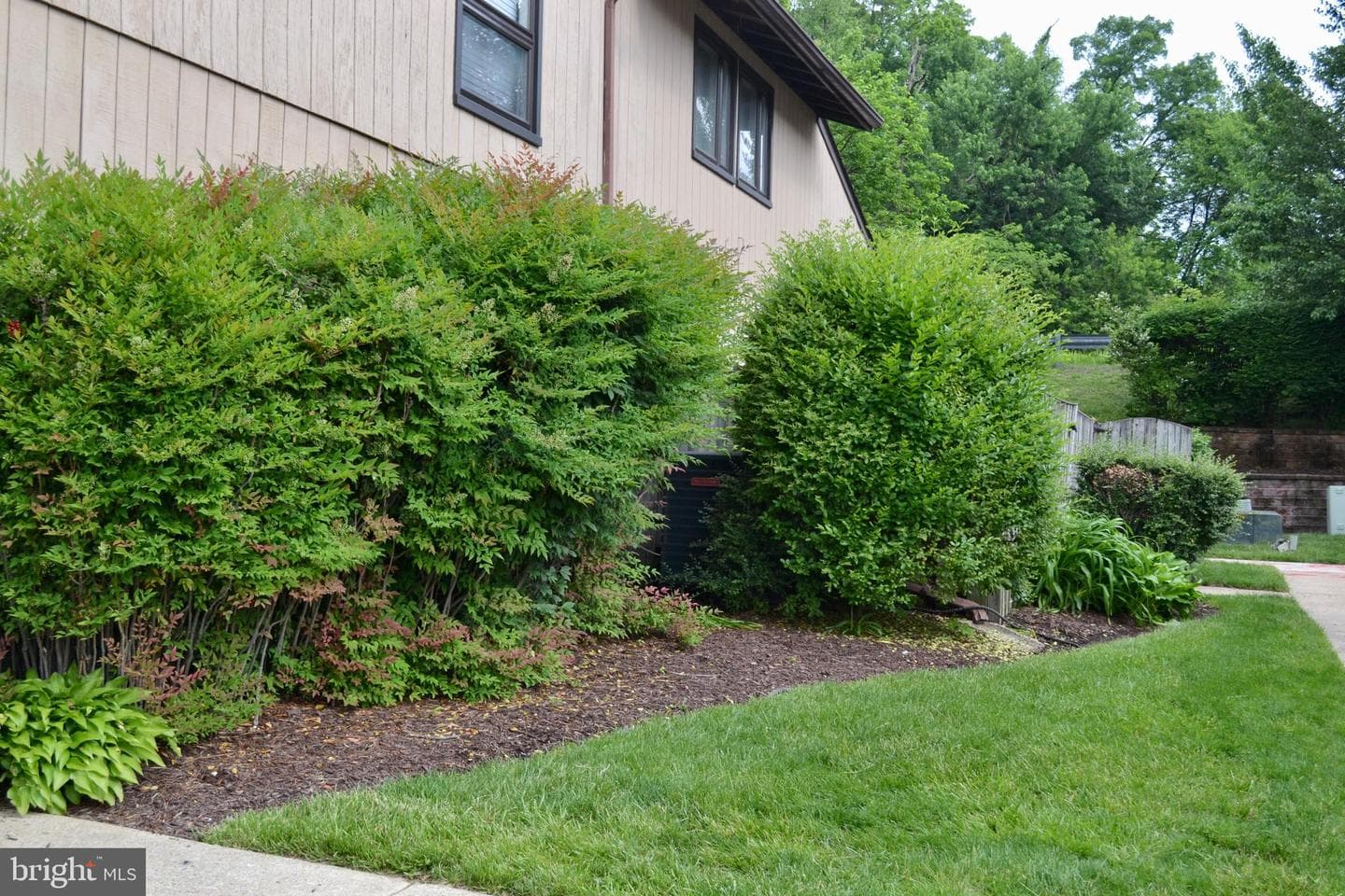 470 West Court photo 14