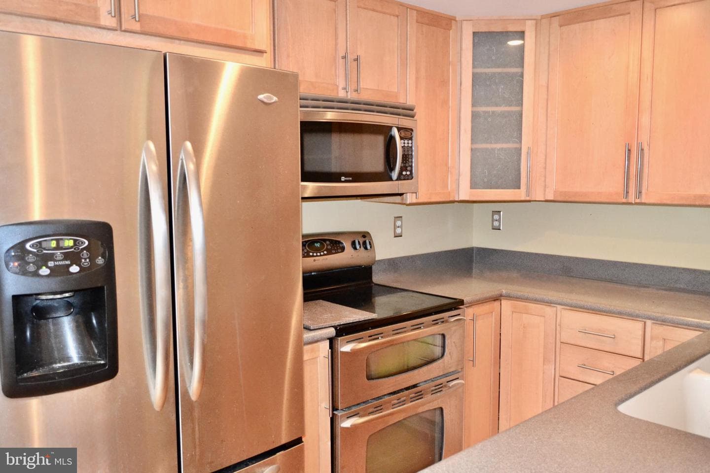 470 West Court photo 4