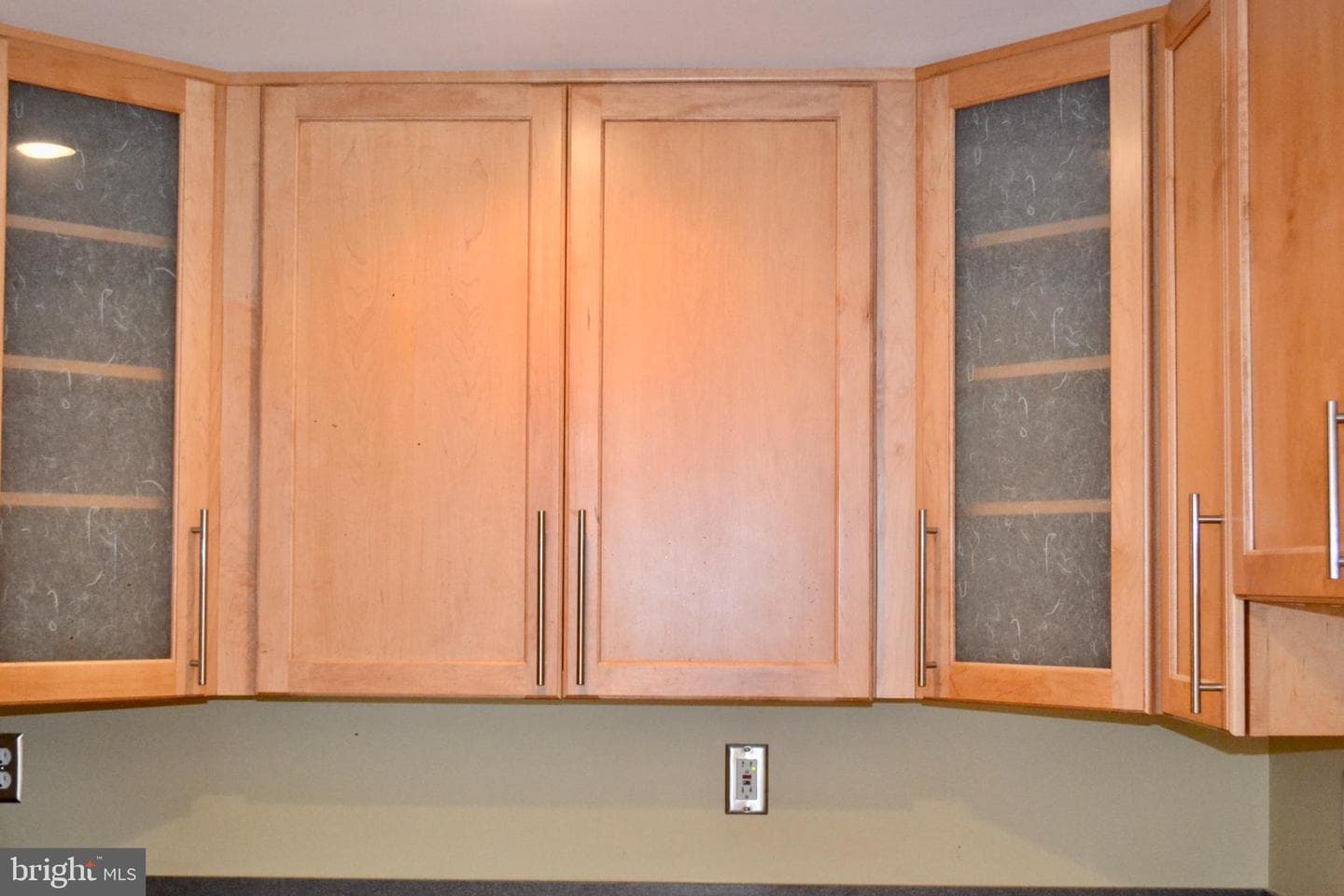 470 West Court photo 5
