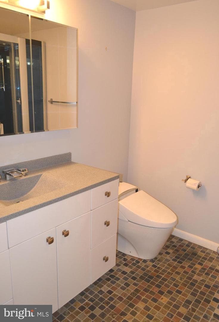 470 West Court photo 9