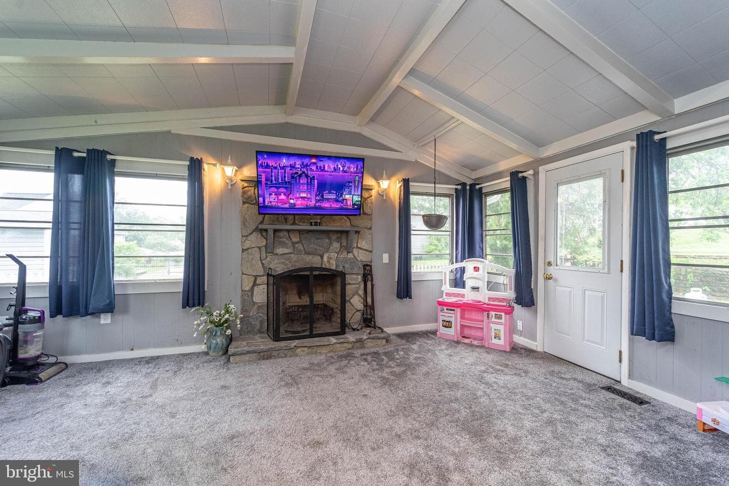 210 Coronet Drive photo 12