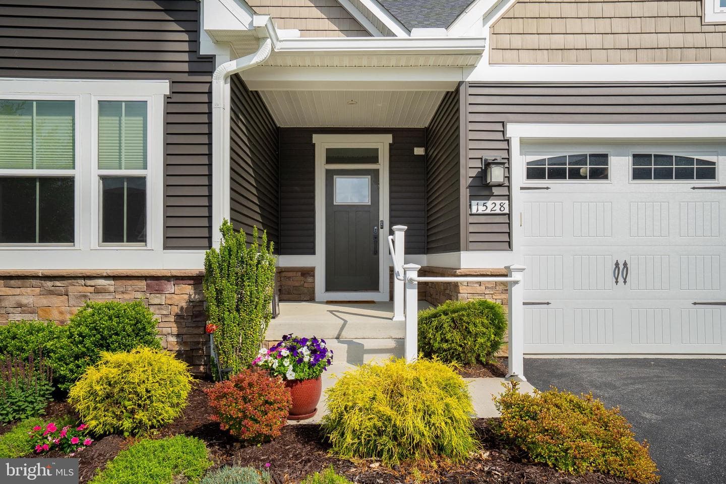 1528 Catbriar Way photo 4