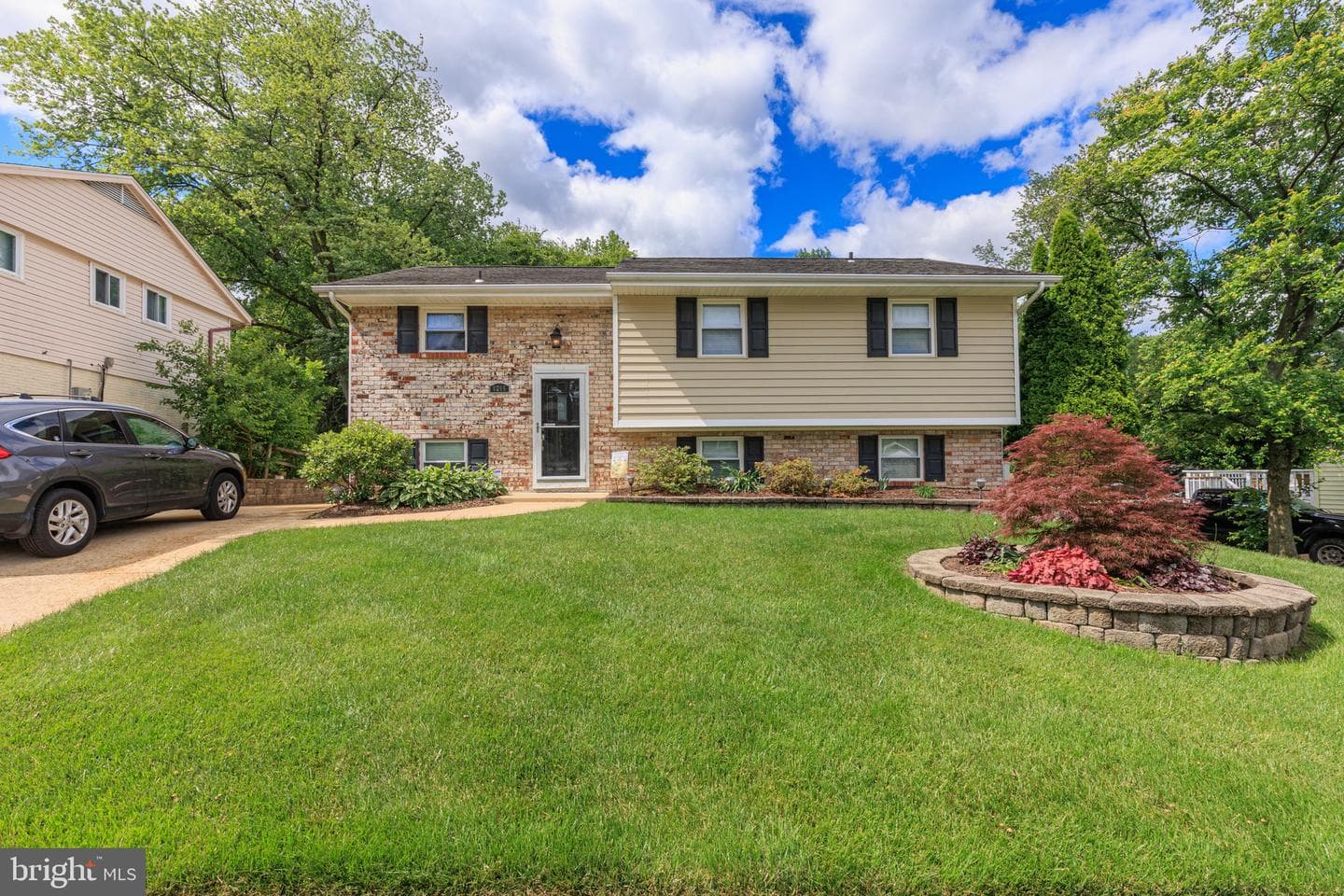 8246 Victoria Road photo 1