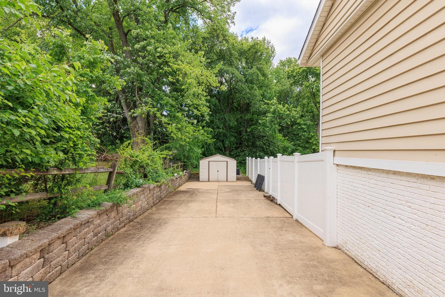8246 Victoria Road photo 3
