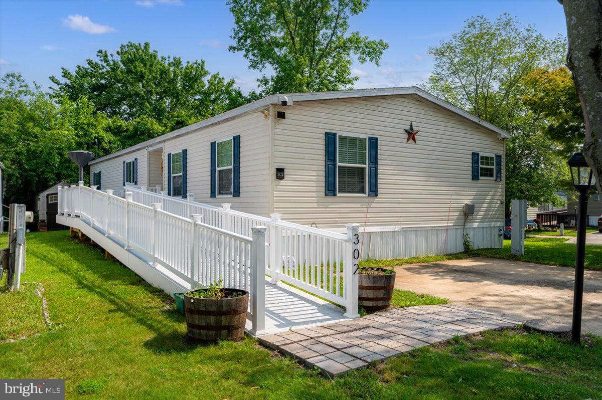 302 Berts Dr photo 1