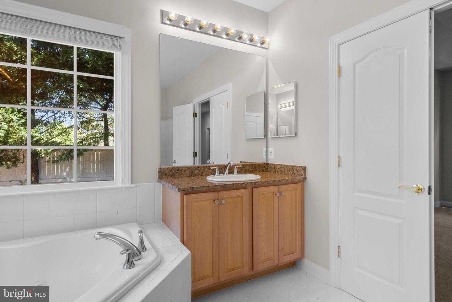 750 Crisfield Way photo 33
