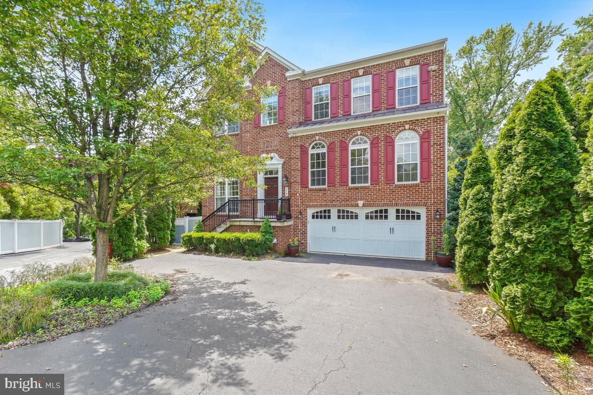 219 Bowen Court photo 2