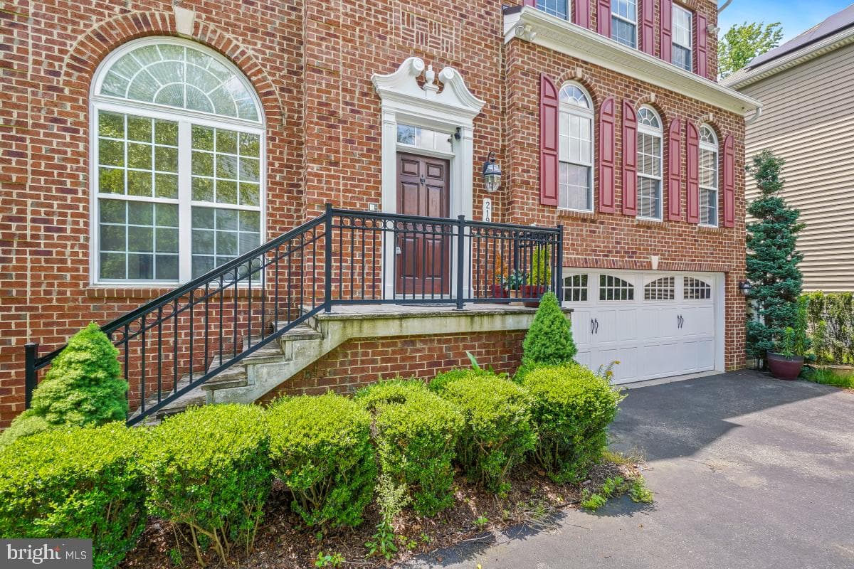 219 Bowen Court photo 3