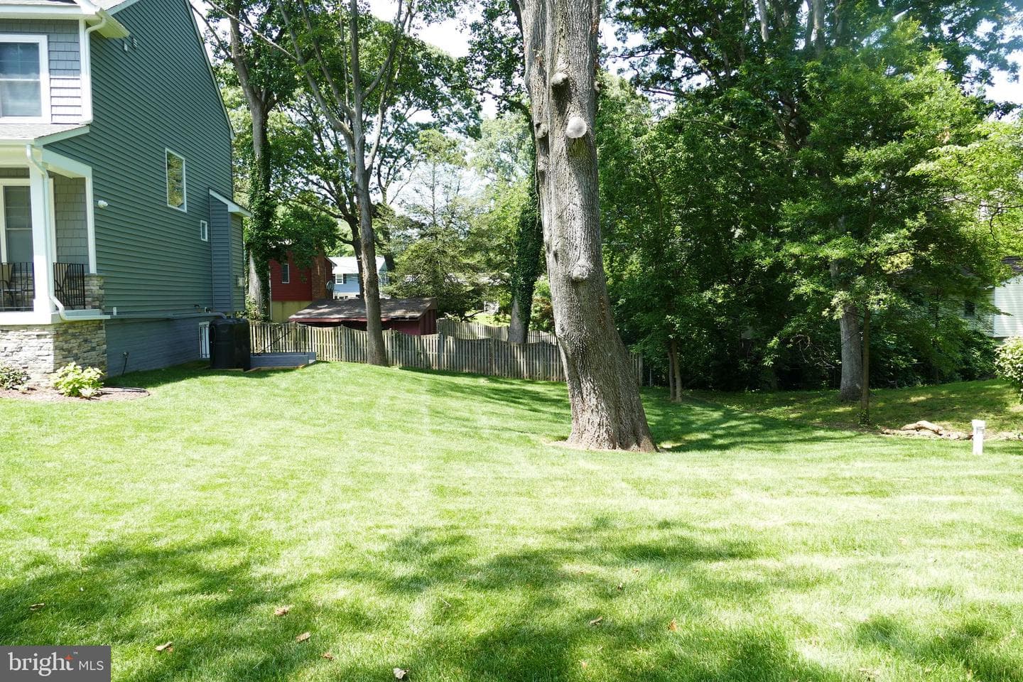 207 Beverley Avenue photo 11